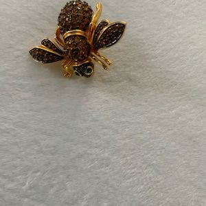 Bee pin